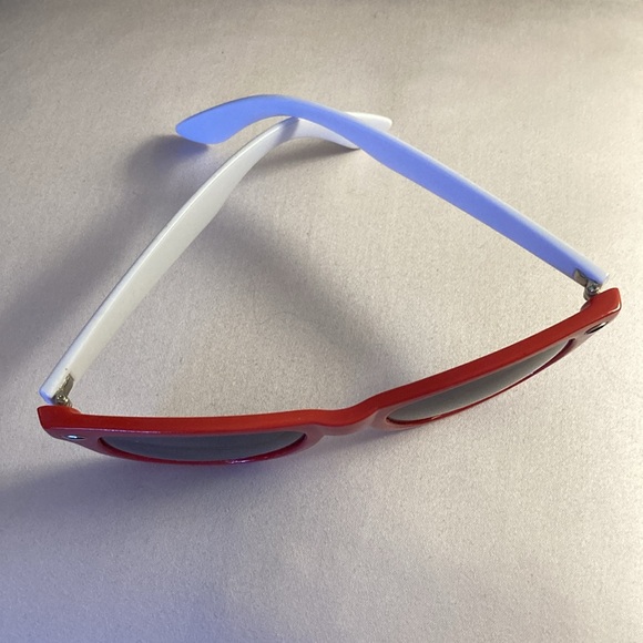 NWOT - Carnival Players Club Premier Cruises Tinted Plastic Sunglasses - Picture 4 of 13